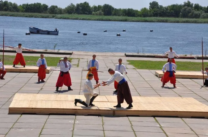 Американскому послу в Херсоне вручили казацкую саблю