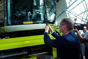 По пути в Геническ Вилкул выкладывает свои фото с Херсона в соцсети
