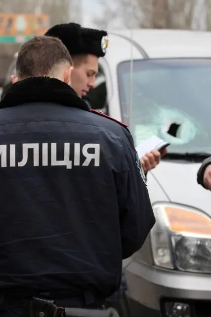 Появились фото поврежденного микроавтобуса, который вез “евромайдановцев”