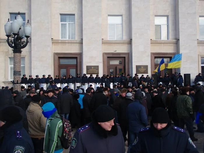 Перед Херсонской ОГА мирное противостояние (дополнено)
