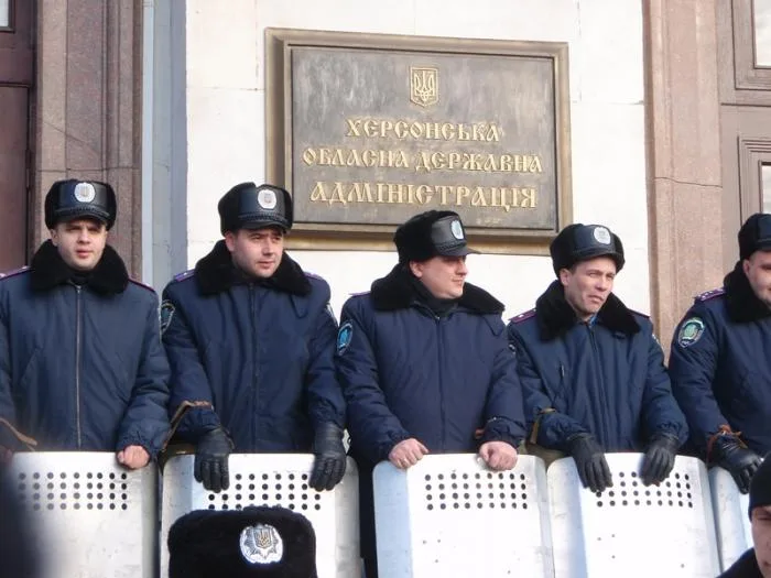 Перед Херсонской ОГА мирное противостояние (дополнено)