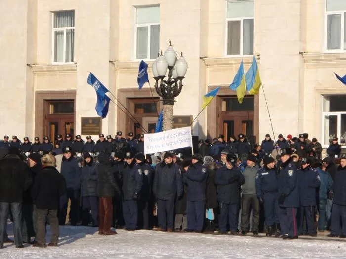 Перед Херсонской ОГА мирное противостояние (дополнено)