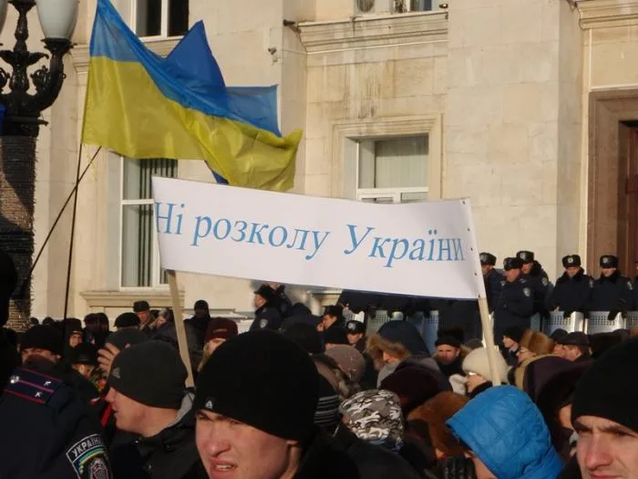Перед Херсонской ОГА мирное противостояние (дополнено)