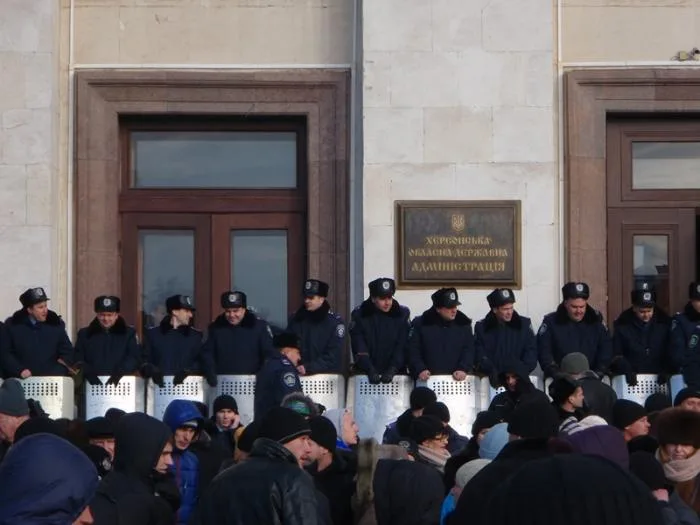 Перед Херсонской ОГА мирное противостояние (дополнено)