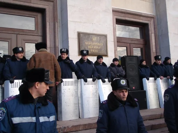 Перед Херсонской ОГА мирное противостояние (дополнено)