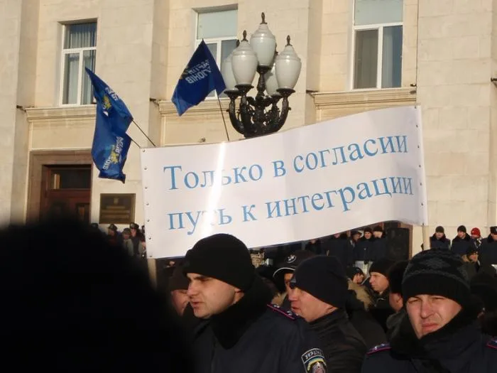 Перед Херсонской ОГА мирное противостояние (дополнено)