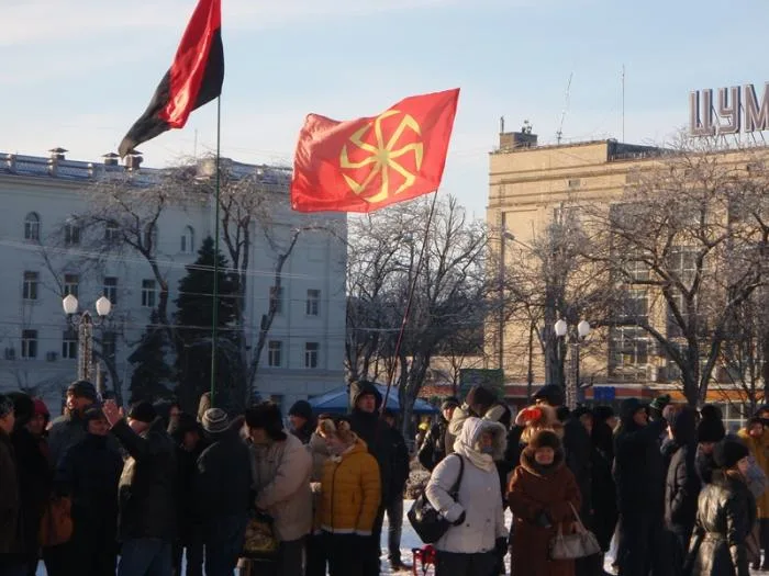 Перед Херсонской ОГА мирное противостояние (дополнено)