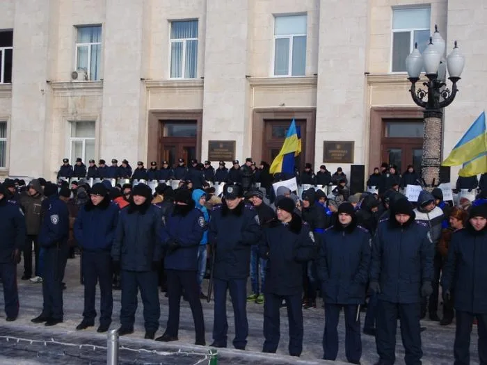 Перед Херсонской ОГА мирное противостояние (дополнено)