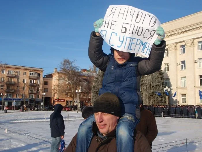 Перед Херсонской ОГА мирное противостояние (дополнено)