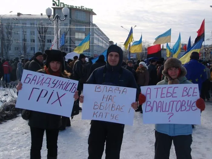 Перед Херсонской ОГА мирное противостояние (дополнено)
