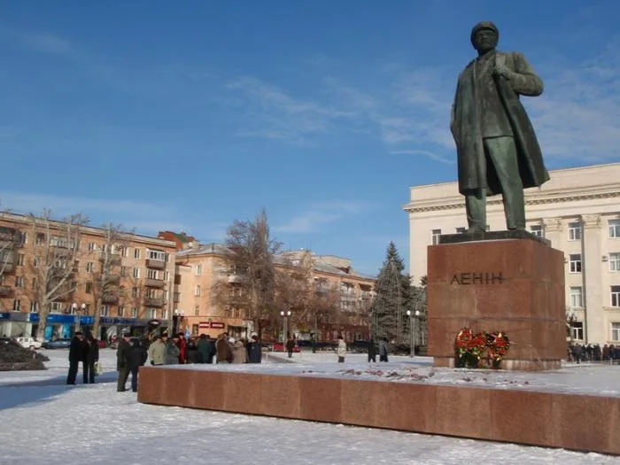 Перед Херсонской ОГА мирное противостояние (дополнено)