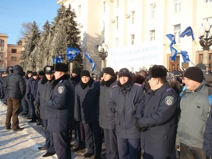 Перед Херсонской ОГА мирное противостояние (дополнено)
