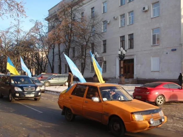 Перед Херсонской ОГА мирное противостояние (дополнено)