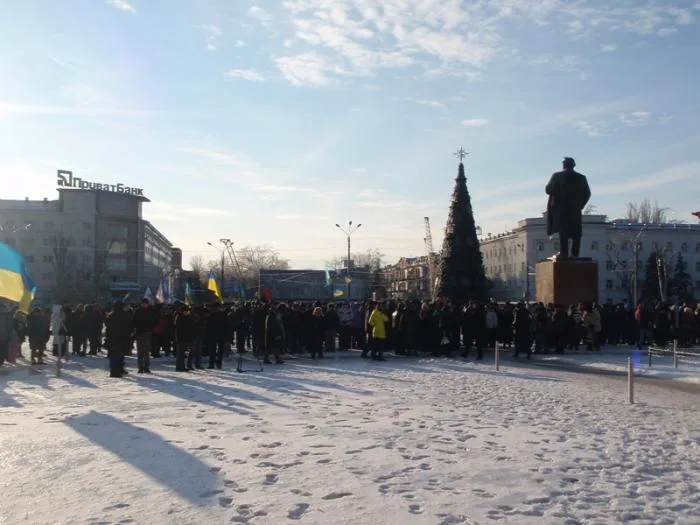 Перед Херсонской ОГА мирное противостояние (дополнено)