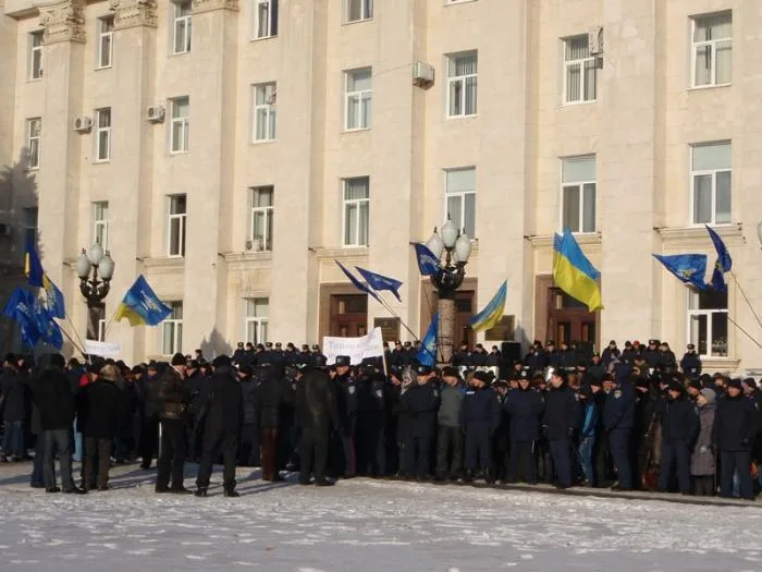 Перед Херсонской ОГА мирное противостояние (дополнено)