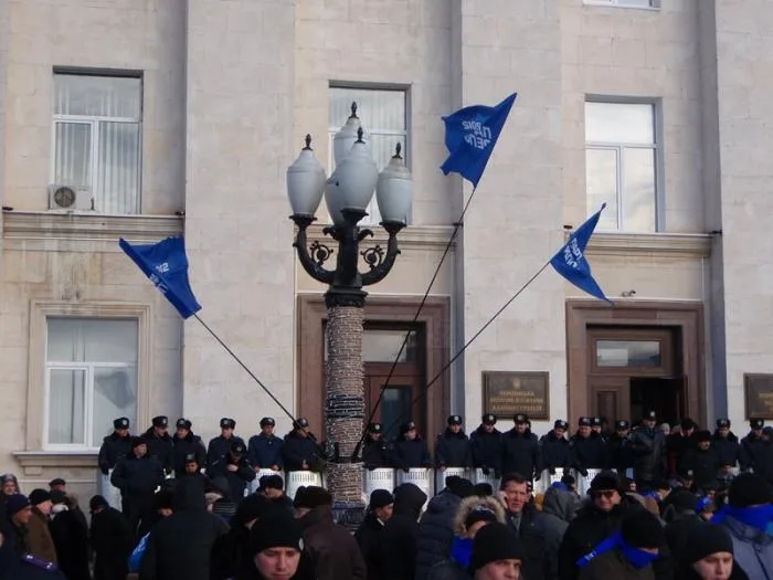 Перед Херсонской ОГА мирное противостояние (дополнено)