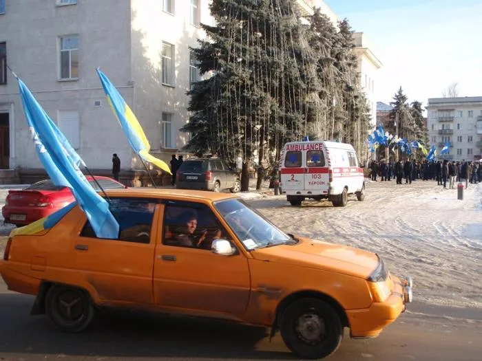 Перед Херсонской ОГА мирное противостояние (дополнено)