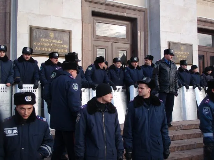Перед Херсонской ОГА мирное противостояние (дополнено)