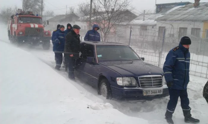 Херсонские спасатели продолжают вытаскивать автомобили из сугробов