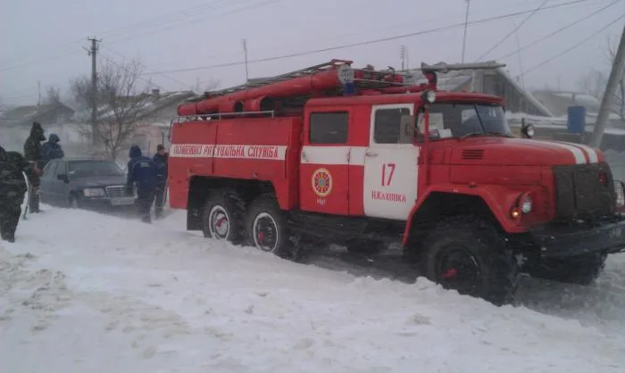 Херсонские спасатели продолжают вытаскивать автомобили из сугробов
