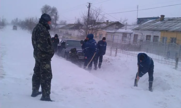 Херсонские спасатели продолжают вытаскивать автомобили из сугробов