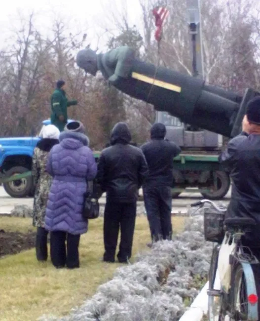 В Голой Пристани демонтировали памятник Ленину