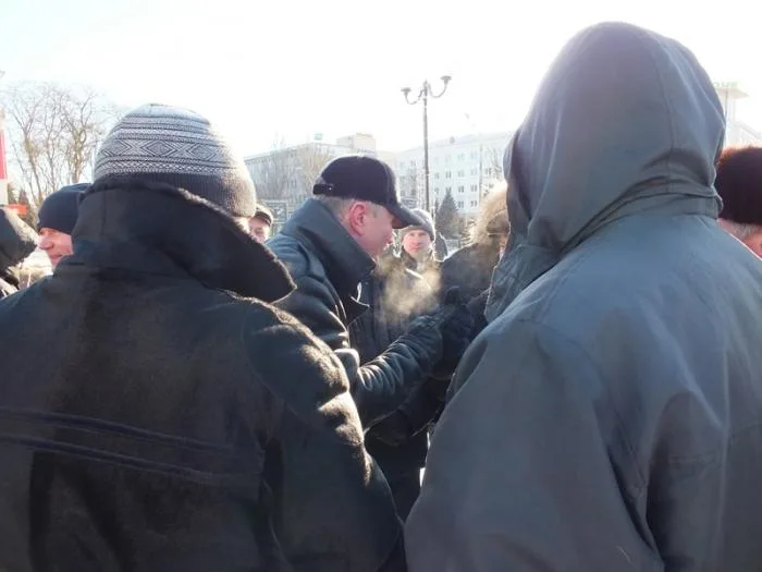 Херсонские нардепы от ПР пытались мирить два Майдана