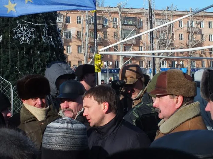 Херсонские нардепы от ПР пытались мирить два Майдана