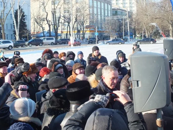 Херсонские нардепы от ПР пытались мирить два Майдана