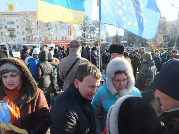 Херсонские нардепы от ПР пытались мирить два Майдана