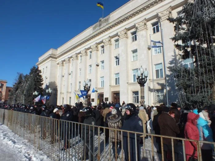 Херсонские нардепы от ПР пытались мирить два Майдана