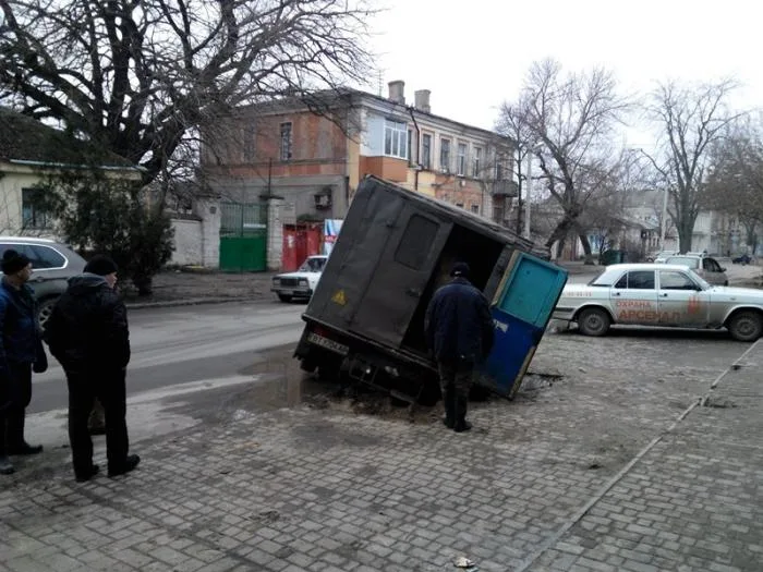 В центре Херсона под землю провалился грузовик