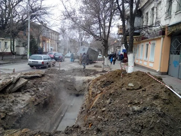 В центре Херсона под землю провалился грузовик