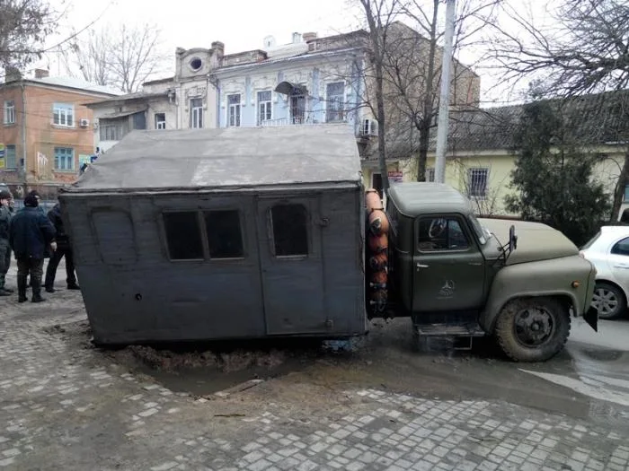 В центре Херсона под землю провалился грузовик