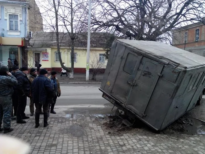 В центре Херсона под землю провалился грузовик