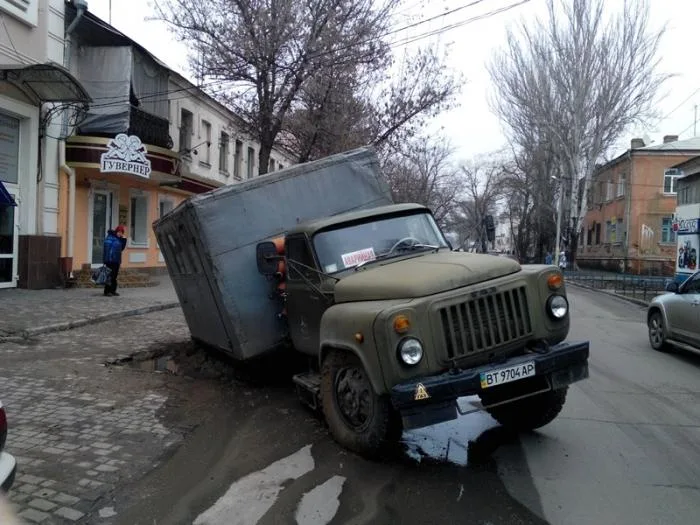 В центре Херсона под землю провалился грузовик