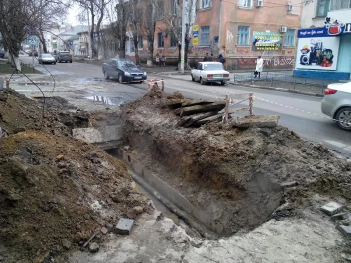 В центре Херсона под землю провалился грузовик