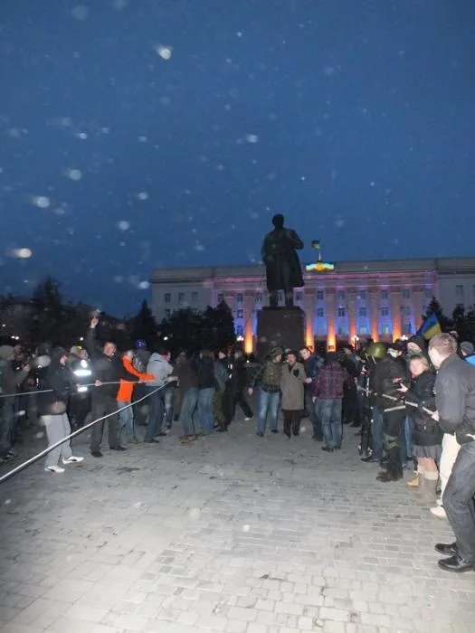 Херсонцы  свергли памятник Ленину (обновлено)