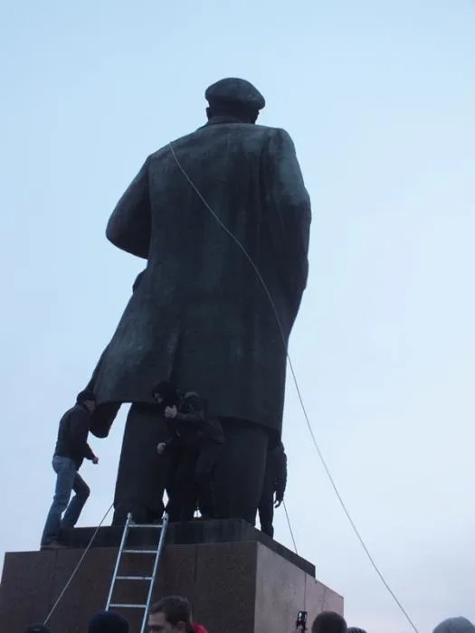 Херсонцы  свергли памятник Ленину (обновлено)