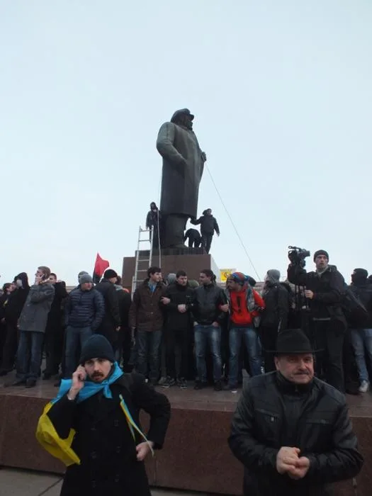 Херсонцы  свергли памятник Ленину (обновлено)