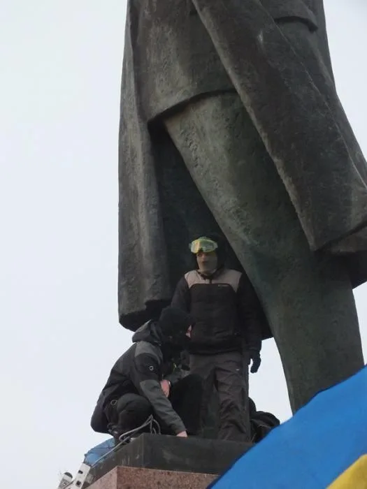 Херсонцы  свергли памятник Ленину (обновлено)