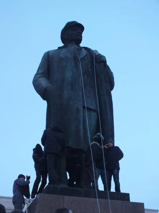 Херсонцы  свергли памятник Ленину (обновлено)