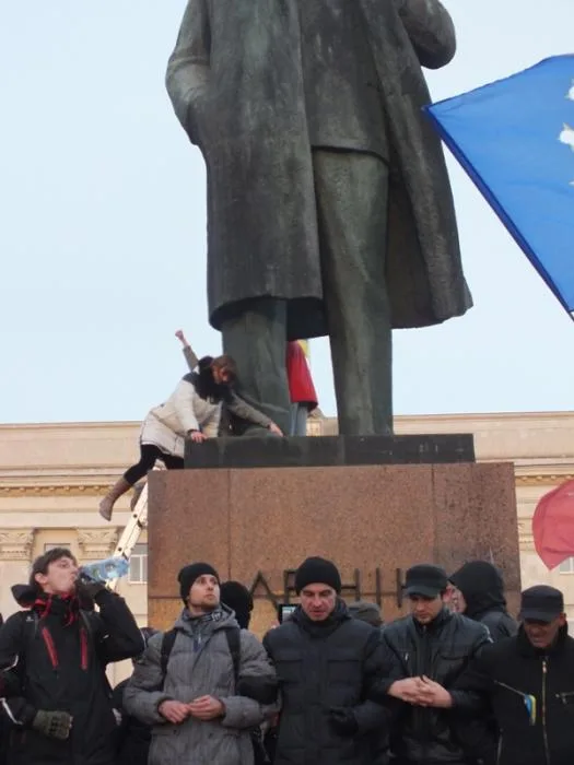 Херсонцы  свергли памятник Ленину (обновлено)