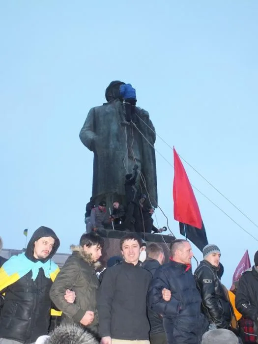 Херсонцы  свергли памятник Ленину (обновлено)