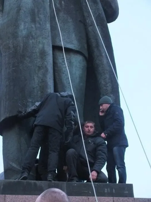 Херсонцы  свергли памятник Ленину (обновлено)