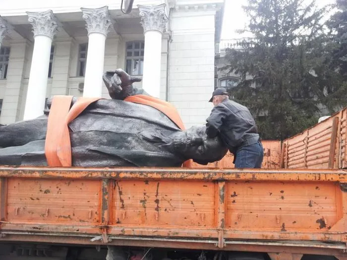 В Новой Каховке уже нет памятника Ленину