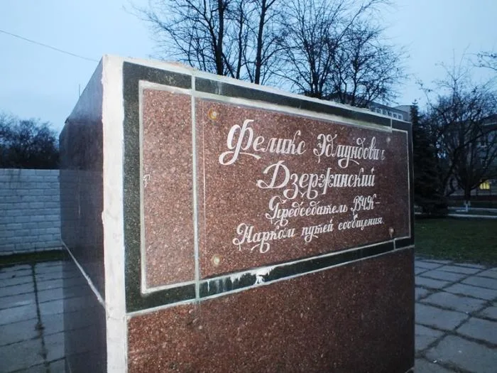 В Херсоне демонтировали памятник Дзержинскому