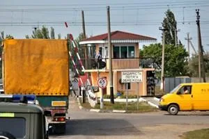 В Херсоне грузовикам снова разрешили ездить через железнодорожный переезд