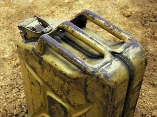 Российские военные на границе с Крымом торгуют соляркой с БТРов