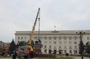 Вместо снесенного Ленина в центре Херсона поднимут государственный флаг